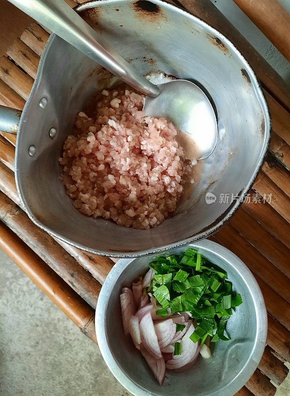 烹调肉末沙拉(Larb Moo) -泰国食物的准备。